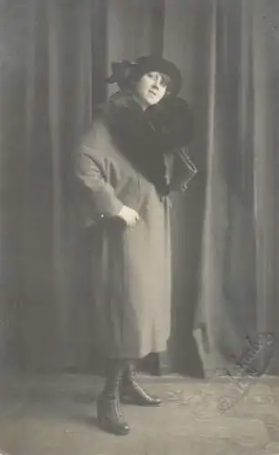 Social history souvenir real photo elegant lady woman hat fur coat Wien