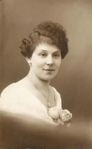 Social history souvenir real photo elegant woman locket coiffure rose Wien 1919