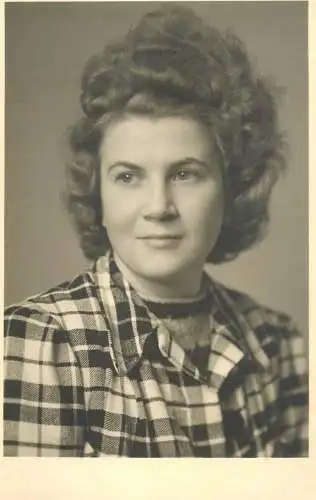 Social history souvenir real photo 1944 elegant woman coiffure