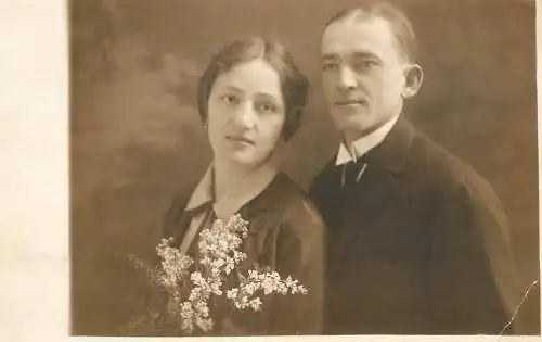 Social history souvenir vintage photo postcard elegance couple flower 1927