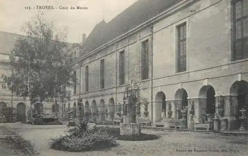 CPA France Troyes Cour de Musee