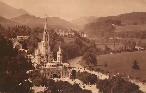 CPA France Lourdes la basilique