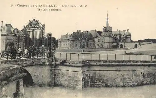 CPA France Chateau de Chantilly castle entrance