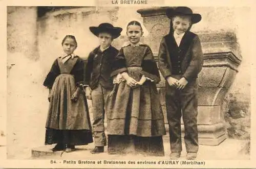 CPA France Morbihan petits Bretons et Bretonnes d' Auray