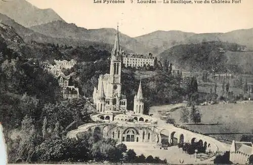 CPA France Lourdes la basilique