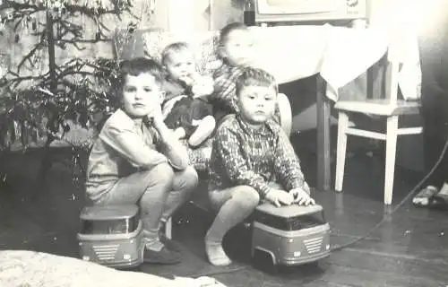 Children portraits souvenir photo ca. 9 x 14 cm toys