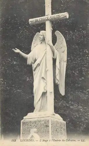 CPA France Lourdes l'Ange a l entree du Calvaire