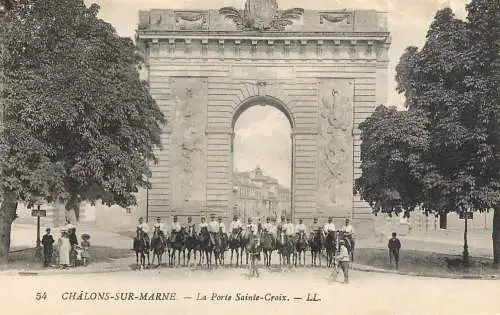 CPA France Chalons sur Marne la Porte Sainte Croix cavalry