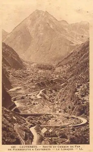 CPA France Cauterets route et chemin de fer