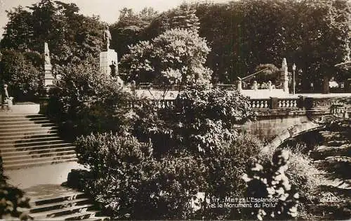 CPA France Metz l' esplanade et le monument de Poilu
