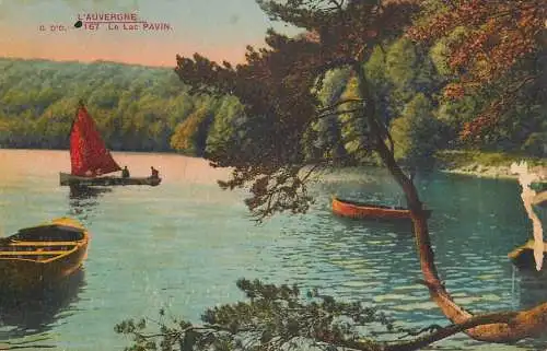 CPA France l' Auvergne le lac Pavin