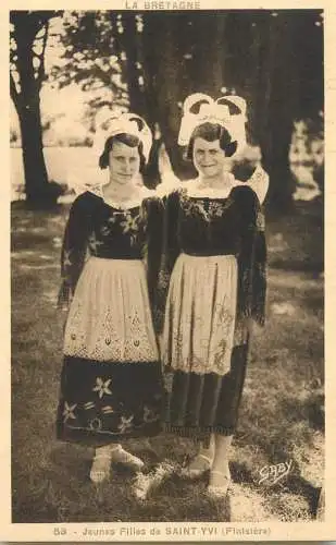 CPA France Finistère traditional costumes