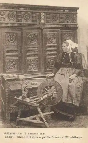 CPA France BRETAGNE traditional costumes and weaver