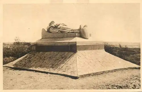 CPA France Douaumont le soldat de droit