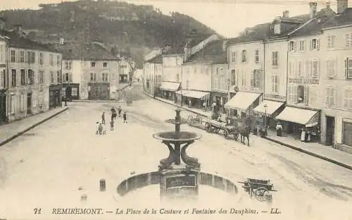 CPA France Remiremont la place de la Couture et fontaine des Dauphins