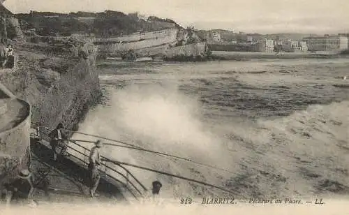 CPA France Biarritz pecheurs au phare
