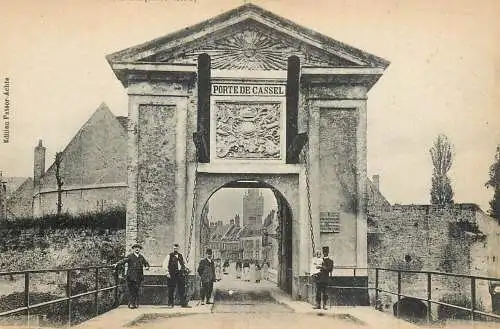 CPA France Bergues Porte de Cassel