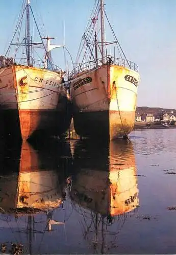 Navigation sailing vessels & boats themed postcard Bretagne low tide at Camaret port