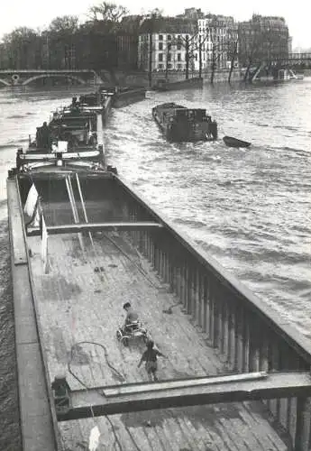 Navigation sailing vessels & boats themed postcard Paris Willy Ronis barges
