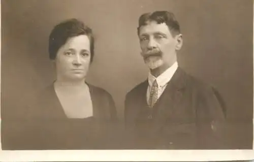 Annonymous persons souvenir photo social history portraits & scenes elegant couple beard moustache