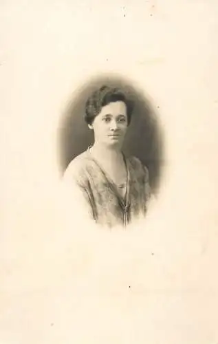 Annonymous persons souvenir photo social history portraits & scenes elegant woman