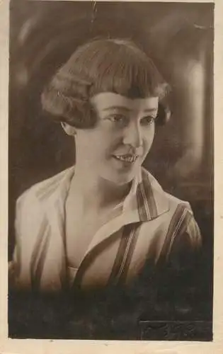 Annonymous persons souvenir photo social history portraits & scenes elegant woman coiffure 1925