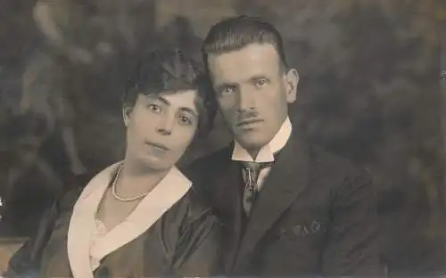 Annonymous persons souvenir photo social history portraits & scenes elegant couple pearls coiffure