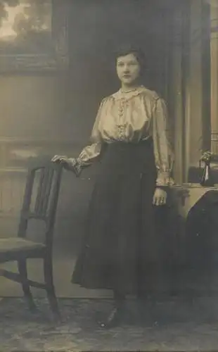 Annonymous persons souvenir photo social history portraits & scenes elegant woman