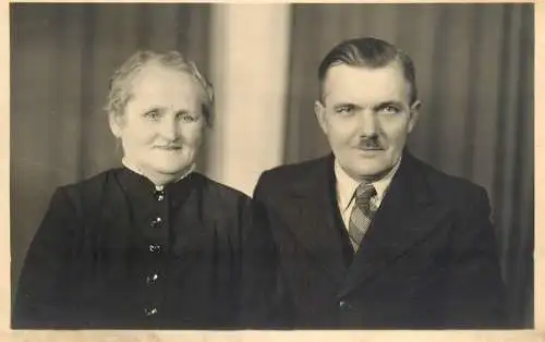 Annonymous persons souvenir photo social history portraits & scenes elegantcouple moustache