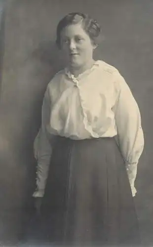 Annonymous persons souvenir photo social history portraits & scenes elegant woman