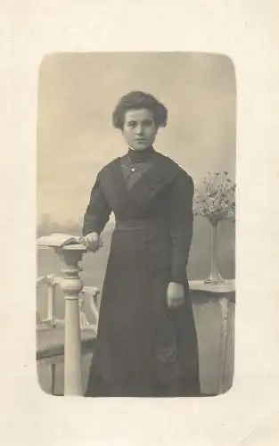 Annonymous persons souvenir photo social history portraits & scenes elegant woman locket