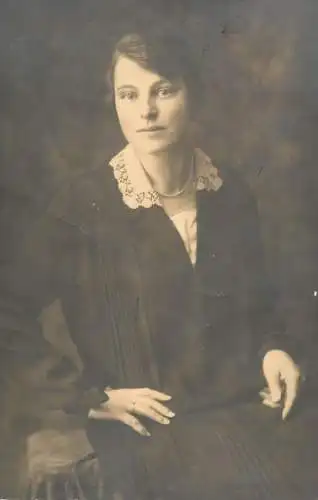 Annonymous persons souvenir photo social history portraits & scenes elegant woman portrait