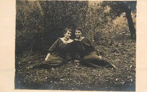 Annonymous persons souvenir photo social history portraits & scenes elegant women nature