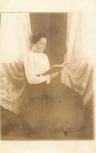 Annonymous persons souvenir photo social history portraits & scenes elegant woman reading