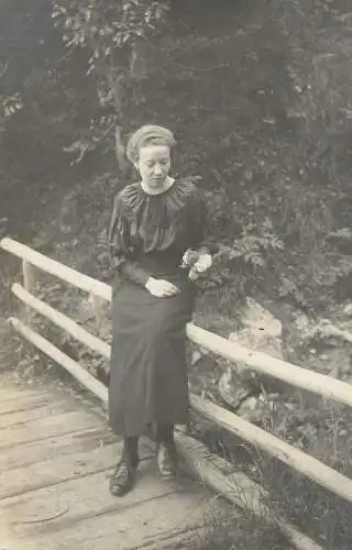 Annonymous persons souvenir photo social history portraits & scenes elegant woman in nature