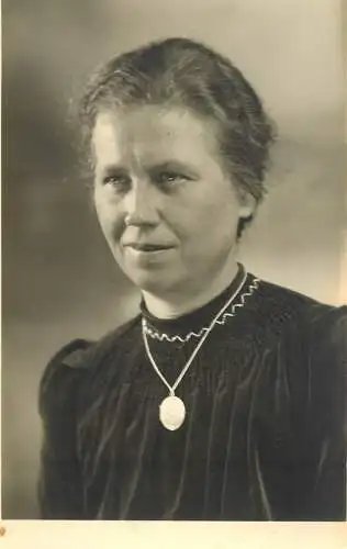 Annonymous persons souvenir photo social history portraits & scenes elegant woman and locket