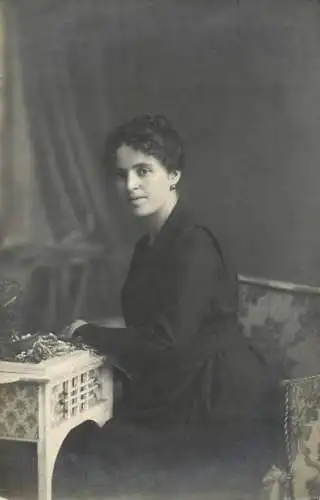 Annonymous persons souvenir photo social history portraits & scenes elegant woman