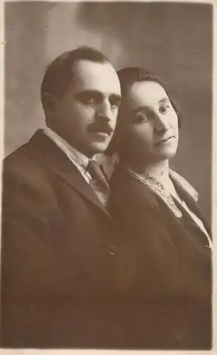 Annonymous persons souvenir photo social history portraits & scenes elegant couple moustache
