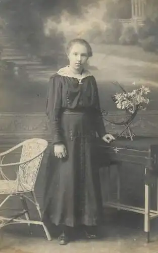 Annonymous persons souvenir photo social history portraits & scenes lady elegance broche