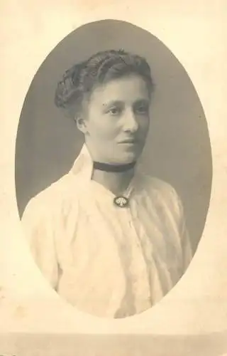 Annonymous persons souvenir photo social history portraits & scenes lady elegance broche