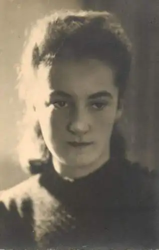 Annonymous persons souvenir photo social history portraits & scenes woman coiffure