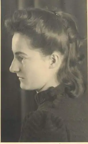 Annonymous persons souvenir photo social history portraits & scenes woman coiffure