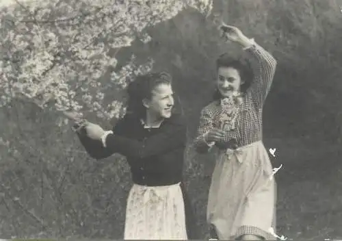Annonymous persons souvenir photo social history portraits & scenes girls in the orchard