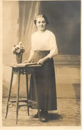 Annonymous persons souvenir photo social history portraits & scenes elegant lady coiffure Munchen