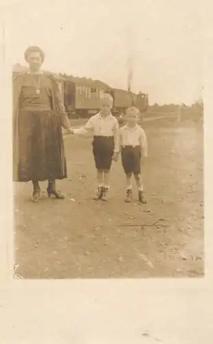 Annonymous persons souvenir photo social history portraits & scenes mother children train