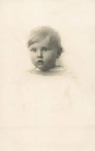 Annonymous persons souvenir photo social history portraits & scenes child beauty gaze