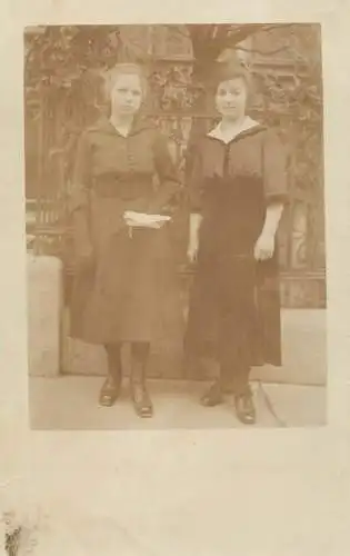 Annonymous persons souvenir photo social history portraits & scenes elegant women