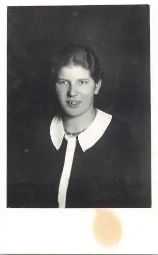 Annonymous persons souvenir photo social history portraits & scenes elegant girl coiffure