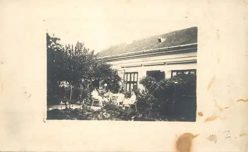 Annonymous persons souvenir photo social history portraits & scenes family in the yard