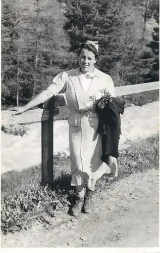 Annonymous persons souvenir photo social history portraits & scenes elegant woman in nature